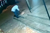 Sultangazi'de yere düşen emekli maaşını ekmek poşetine koyarak çaldı.