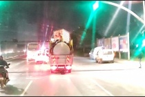 Sultangazi'de kamyonet üzerinde tehlikeli yolculuk kamerada