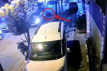 Sultangazi'de aracın bagaj kısmı açılınca tekstil ürünleri yola böyle döküldü.