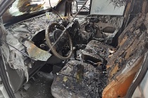 Sultangazi'de park halindeki araç bir anda alevlere teslim oldu.