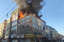 Sultangazi'de çatı katında çıkan yangında bir kişi yanarak öldü