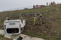 Sultangazi'de hafif ticari araç şarampole uçtu: 1 yaralı