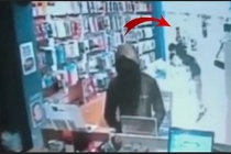 Sultangazi'de işyeri sahibi telefon hırsızını tokatlayarak dışarı çıkarttı