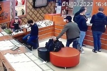 Sultangazi'de kuyumcuda içinde 500 bin liralık altın olan çantayı böyle çaldı