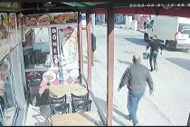 Sultangazi'de alev alan aracı esnaf kova ile su taşıyarak söndürdü.