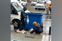 Sultangazi'de önce dilendiler sonra da vatandaşlarla dalga geçtiler