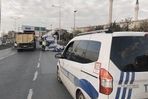 Makas kıran kamyonetini devrilmesin diye bariyere bağlayarak kamyona yasladı