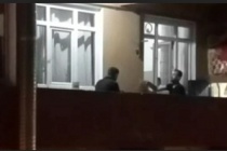 Sultangazi'de balkonda mangal yakıp keyif yaptı