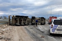 Sultangazi Kuzey Marmara Otoyolu'nda hafriyat kamyonu yan yattı: 1 yaralı