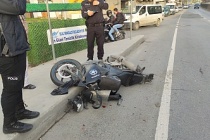 Yolcu almak için yanaşan ticari taksiye motosiklet sürücüsü çarptı: 1 yaralı