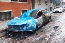 Sultangazi'de cezaevinden çıkan adam, komşusunun aracını yaktı