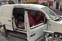 Sultangazi’de aynı yöntem ile 2 aracın camını patlatan hırsızlar 75 bin lira değerinde ses sitemlerini çaldı