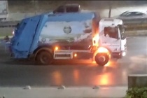 Sultangazi’de seyir halindeki çöp kamyonu alev alev yandı.