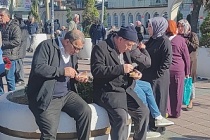 Saadetli Partili kadınlar depremin yıldönümü nedeniyle helva dağıttı