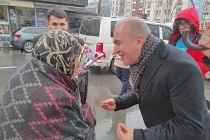 Başkan Ferhat Epözdemir 8 mart dünya kadınlar günü nedeniyle karanfil dağıttı