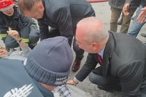 Başkan Ferhat Epözdemir ziyaretleri bırakıp vatandaşların yardımına koştu 