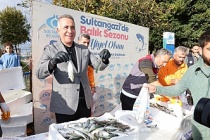 Sultangazi Belediyesi’nden Ücretsiz Balık Dağıtımı! Lüferler Başkan Dursun’dan