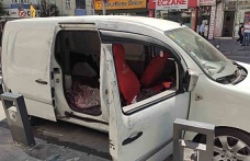 Sultangazi’de aynı yöntem ile 2 aracın camını patlatan hırsızlar 75 bin lira değerinde ses sitemlerini çaldı