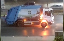 Sultangazi’de seyir halindeki çöp kamyonu alev alev yandı.