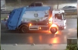 Sultangazi’de seyir halindeki çöp kamyonu alev...