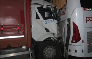 Sultangazi'de kamyon yolcu otobüsüne çarptı:1...