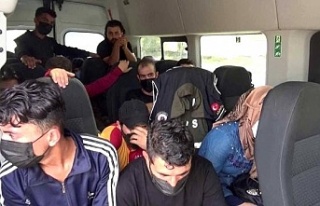 Sultangazi 'de durdurulan minibüste 17 kaçak...