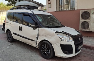 Sultangazi'de otomobil ile motosiklet çarpıştı...