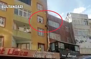 Evinin penceresinden pet şişe ile yangını söndürmeye...