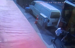 Sultangazi'de freni boşalan kamyonet park halindeki...
