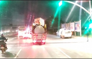 Sultangazi'de kamyonet üzerinde tehlikeli yolculuk...