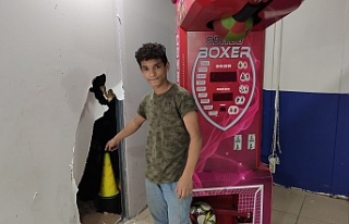 Oyun makinesine tekme attı, dengesini kaybedip duvarı...