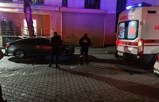Sultangazi'de bir kişi arkadaşıyla sokakta...