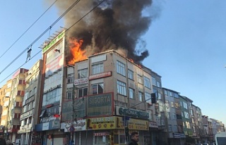 Sultangazi'de çatı katında çıkan yangında...