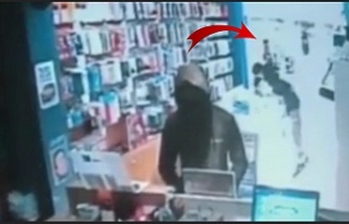 Sultangazi'de işyeri sahibi telefon hırsızını...