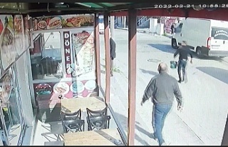 Sultangazi'de alev alan aracı esnaf kova ile...