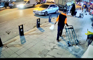 Sultangazi'de nalbur önündeki el arabasını...