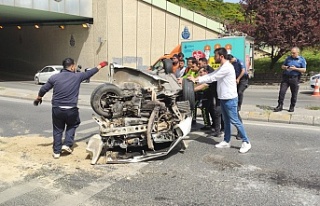 Sultangazi'de karşı şeride geçen otomobil...