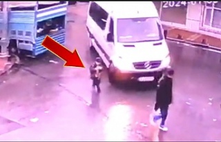 Sultangazi’de servis aracının altında kalan çocuk...