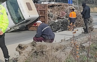 Sultangazi’de tır devrilerek yan yattı: Tonlarca...