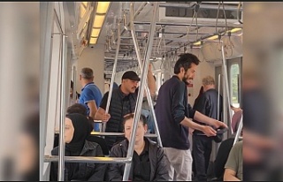 Sultangazi'de tramvayda şarkı söyleyip para...