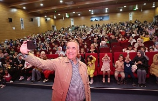 Başkan Dursun, Birlikte Tiyatro İzlediği Çocukların...