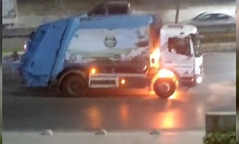 Sultangazi’de seyir halindeki çöp kamyonu alev alev yandı.