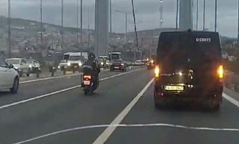 15 Temmuz Şehitler Köprüsünde motosikletli sürücünün zor anları