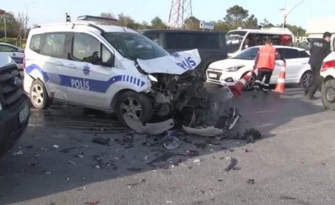 Arnavutköy'de polis otosuyla pikap çarpıştı, 2 polis yaralandı