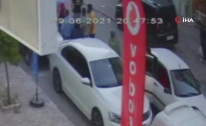 Arnavutköy'de yolun karşısına geçmeye çalışan küçük kıza otomobil çarptı.