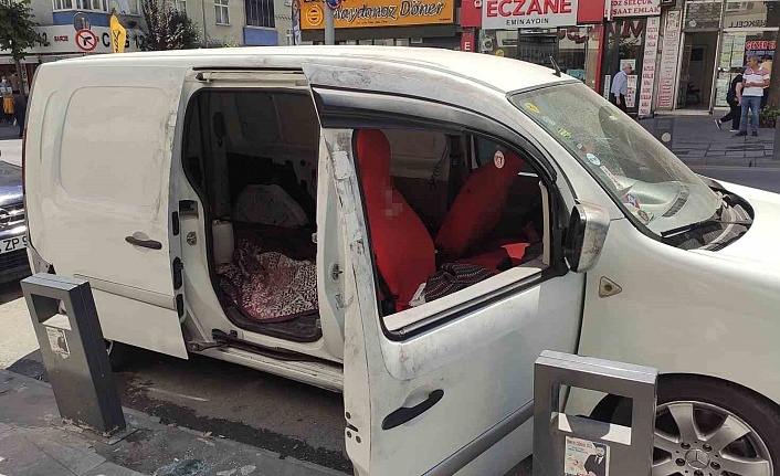 Sultangazi’de aynı yöntem ile 2 aracın camını patlatan hırsızlar 75 bin lira değerinde ses sitemlerini çaldı