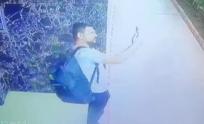 Sultangazi'de ayakkabı hırsızın pişkinliği kamerada