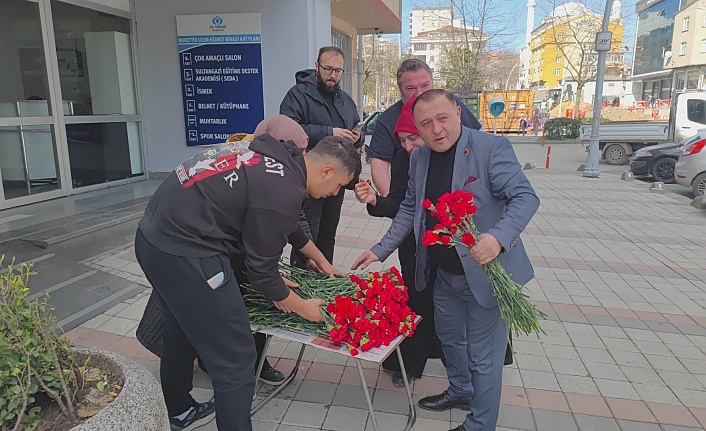 8 Mart Dünya Kadınlar Günü’nde 600 Kadına Karanfil Dağıttı