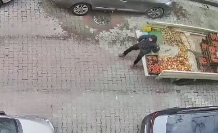 Sultangazi’de sebze satarken babasının kullandığı kamyonetin altında kaldı